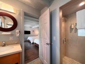Un baño con lavabo y una habitación con cama. en Casa Del Mar Inn, en Santa Bárbara 50 fotos más