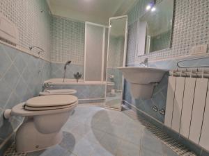 uma casa de banho com um WC, um lavatório e uma banheira em Taormina Bella Vista Apartment in center with pool by Taormina Holidays em Taormina