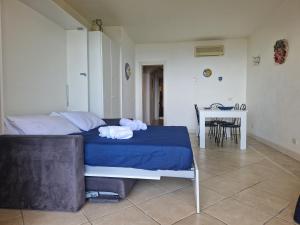 um quarto com uma cama com duas toalhas em Taormina Bella Vista Apartment in center with pool by Taormina Holidays em Taormina