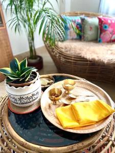 西里古里的住宿－Bhuman Homestay，一张桌子,上面放着一盘食物和一株植物