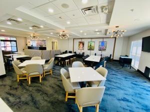 a dining room with tables and chairs and a classroom at La Quinta by Wyndham Mt. Laurel - Philadelphia in Mount Laurel