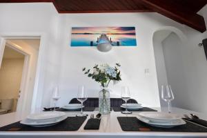 una mesa de comedor con un jarrón de flores. en Cozy Cove Chapel en Portland