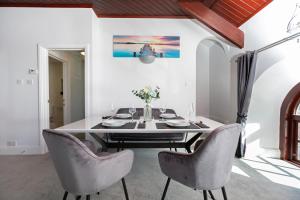 Cozy Cove Chapel في بورتلاند: غرفة طعام مع طاولة وكراسي