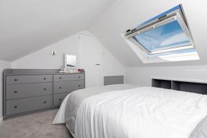 En eller flere senge i et værelse på Cozy Cove Chapel