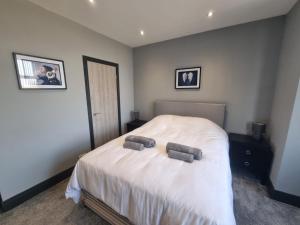 1 dormitorio con 1 cama con 2 toallas en Harrington House en Cleethorpes