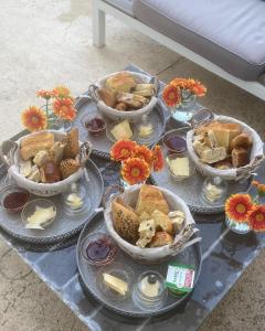 Manoir d'Amaury - Chambres d'hôtes في جيرو-لي-بان: طاولة مع العديد من أطباق الطعام على طاولة