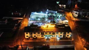 an aerial view of a hotel at night at Summit Lago Hotel in Lambari