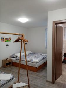 Un dormitorio con una cama y una escalera. en Ivachnová 84, en Ivachnová