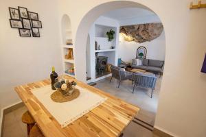 Posezení v ubytování Casa Rosario, Frigiliana Large Historic Townhouse with Amazing Roof terrace HansOnHoliday Rentals