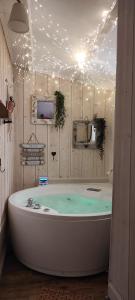 bañera en una habitación con luces en Appart Aix sauna jacuzzi balneo spa privatifs hyper centre historique cour intérieur, en Aix-en-Provence