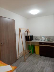 een kamer met een keuken met een tafel en een ladder bij Ivachnová 84 in Ivachnová