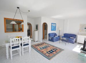 Posezení v ubytování Apartamento la vista, Frigiliana 2 bedroom apartment with amazing views, pool and free private parking HansOnHoliday Rentals