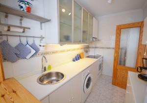 Kuchyň nebo kuchyňský kout v ubytování Apartamento la vista, Frigiliana 2 bedroom apartment with amazing views, pool and free private parking HansOnHoliday Rentals