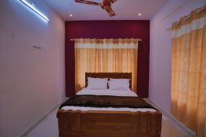 1 dormitorio con cama de madera y cortina en God's gift en Devikolam