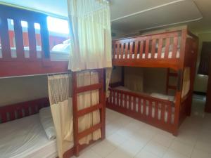 Двухъярусная кровать или двухъярусные кровати в номере Nearthepark Backpack Hostel 2