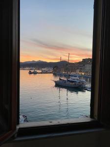 ポルトフェッラーイオにあるLe Stanze sul Mareの水上ボートが浮かぶ港の景色を望む窓