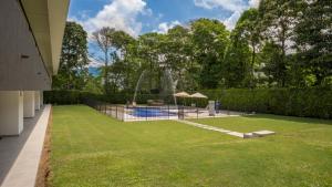 a backyard with a swimming pool and a fountain at Hotel Palo Grande CF Pereira in Pereira