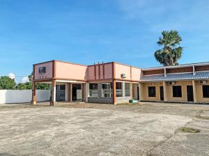 an empty parking lot in front of a building at OYO 91657 Penginapan Radja Jeneponto in Pannara