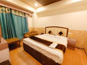 1 dormitorio con 1 cama grande y cortinas verdes en Shorya Regency, en Shimla