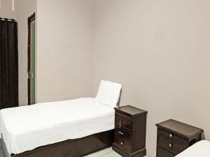 a bedroom with a bed and two night stands at OYO 91657 Penginapan Radja Jeneponto in Pannara