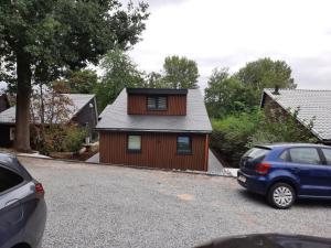 ein kleines Haus mit einem davor geparkt in der Unterkunft Holiday Home Mooi-Gemmenich in Plombières