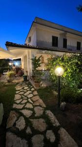 ein Haus mit einem Steinweg vor einem Gebäude in der Unterkunft Villa Anna GuestHouse in Brindisi