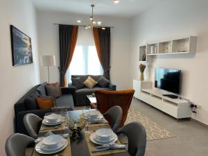 un soggiorno con tavolo e divano di Birchfort - Newly renovated unique 1 bedroom apartment a Dubai