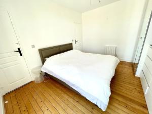 Łóżko lub łóżka w pokoju w obiekcie Très jolie Villa Bianca, maison avec jardin privé à Deauville