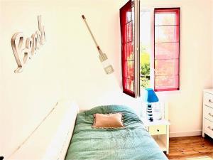 Łóżko lub łóżka w pokoju w obiekcie Très jolie Villa Bianca, maison avec jardin privé à Deauville