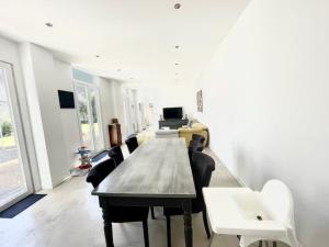 Telewizja i/lub zestaw kina domowego w obiekcie Très jolie Villa Bianca, maison avec jardin privé à Deauville