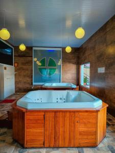 een grote badkamer met een groot bad. bij Hotel Fazenda Golden Park Campos do Jordão in Campos do Jordão