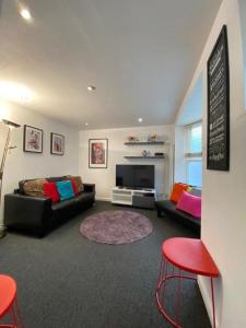 - un salon avec deux canapés et une télévision dans l'établissement Beachside House, à Brighton et Hove