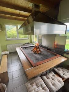 een keuken met een fornuis in de kamer bij Kuća za odmor IVKOVIĆ in Kupres