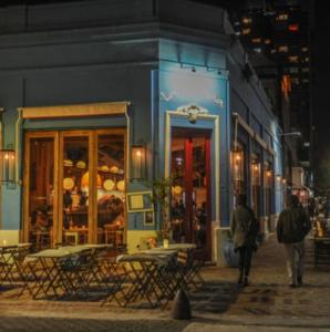 een groep tafels en stoelen buiten een winkel bij Luxury Cañitas hermoso monoambiente in Buenos Aires
