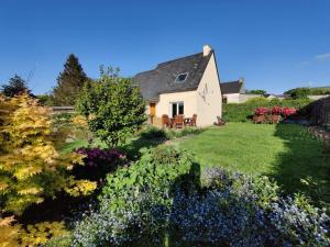 una casa con un jardín delante de ella en Chez la Québécoise - chambre d'hôtes, en Bourg-Blanc