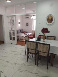 uma sala de estar com mesa e cadeiras em Palace Luxury Apartments The Heart of Belgrade em Belgrado