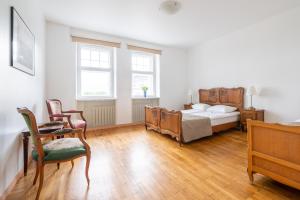 um quarto com uma cama e 2 cadeiras em Old Town - Suur Karja Apartment em Talin