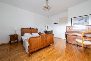 um quarto com uma cama de madeira e um piano em Old Town - Suur Karja Apartment em Talin