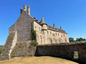 un vieux château installé au sommet d'une colline dans l'établissement Ty Koad, à Lanmodez