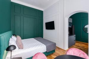 Łóżko lub łóżka w pokoju w obiekcie Wawel Boutique Residence - Krakow Old Town