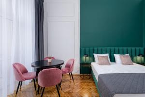 Łóżko lub łóżka w pokoju w obiekcie Wawel Boutique Residence - Krakow Old Town