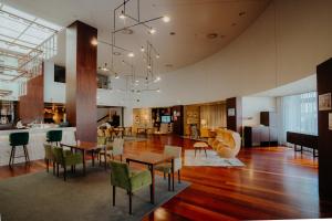 uma sala de jantar com mesas e cadeiras num edifício em Gaia Residence em Vila Nova de Gaia