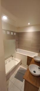 a bathroom with a sink and a bath tub at Loft en duplex avec vue sur plage et chenal in Dieppe +16 photos