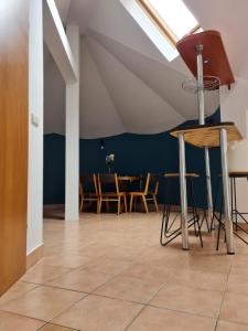 - une salle à manger avec une table et des chaises dans l'établissement U Stóp Czantorii Apartament, à Ustroń