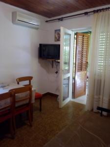 TV a/nebo společenská místnost v ubytování Apartments by the sea Zaboric, Sibenik - 8368