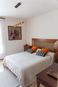 een slaapkamer met 2 bedden en een tafel bij Casa Rural La Pinta- SendaViva y Bardenas in Villafranca