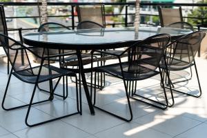 szklany stół z czarnymi krzesłami. w obiekcie Hotel Mazatlan w mieście Mazatlán