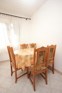 ムリニにあるApartments with a parking space Mlini, Dubrovnik - 8543のダイニングルームテーブル(椅子4脚、テーブルクロス付) +13枚の写真
