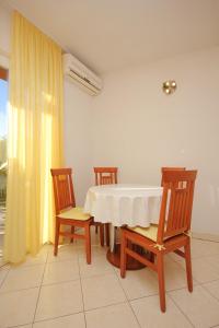 ein Esszimmer mit einem Tisch und 2 Stühlen in der Unterkunft Apartments with a parking space Mlini, Dubrovnik - 8542 in Mlini