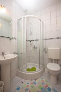 ein Bad mit einer Dusche, einem WC und einem Waschbecken in der Unterkunft Apartments with a parking space Mlini, Dubrovnik - 8542 in Mlini
